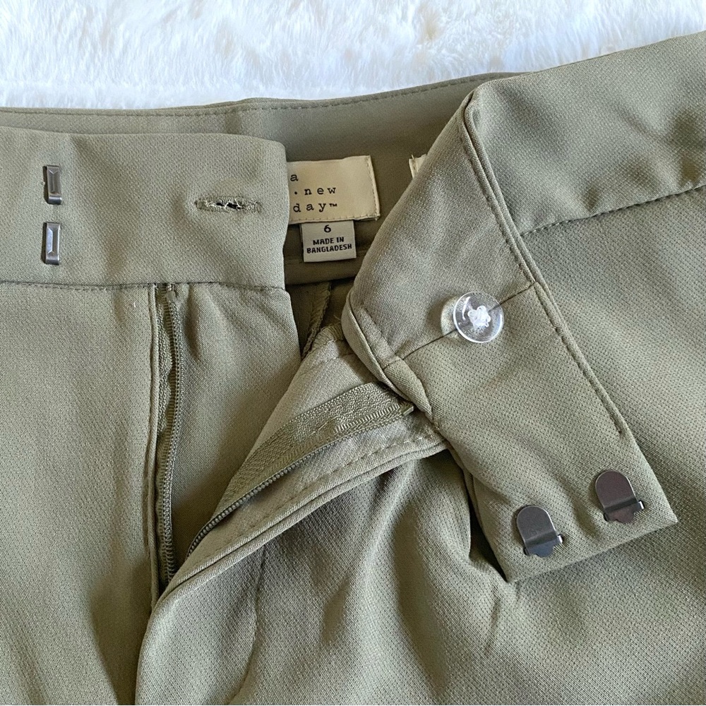 Women’s High-Waisted Pleated Olive Green Shorts - Picture 4 of 7